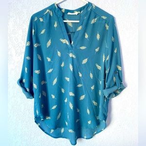 Lush Blue Floral Lightweight 3/4 sleeve blouse